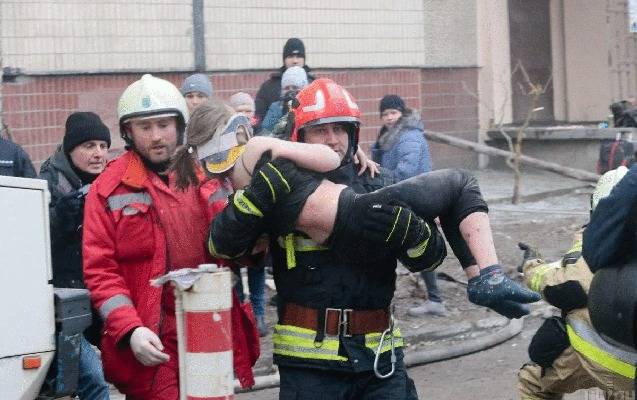 Ukraynada qadın dağıntılar altından belə xilas edildi - FOTOLAR