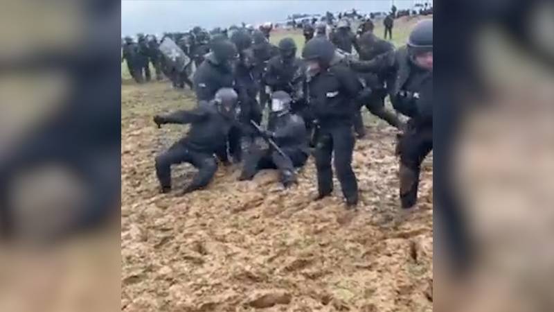 Polislər palçıqda batdı – VİDEO