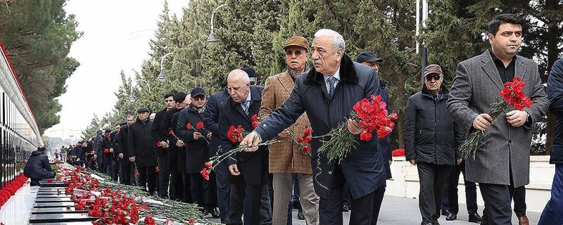 AHİK-in rəhbərliyi və kollektivi Şəhidlər  xiyabanını ziyarət etdi - FOTOLAR