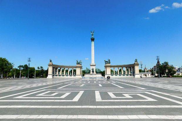 İlham Əliyev Budapeştdə naməlum əsgərin məzarını ziyarət etdi