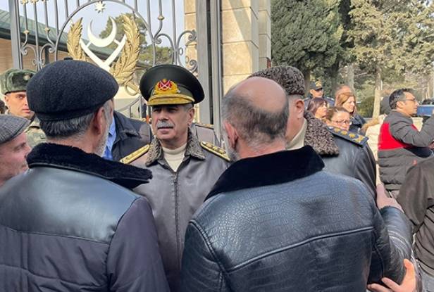 Nazirlər dəfn mərasimində vətəndaşlarla söhbətləşdi - FOTOLAR