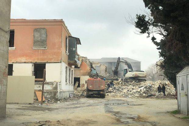 Bakıda daha bir bina sökülür - FOTO