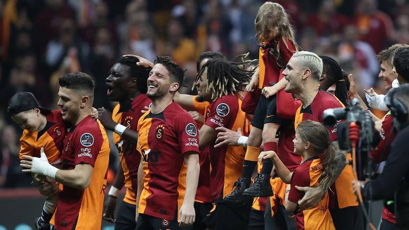 “Qalatasaray” məşhur futbolçu ilə vidalaşdı FOTO