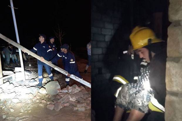 Sel zamanı köməksiz qalan 2 nəfər xilas edildi - VİDEO