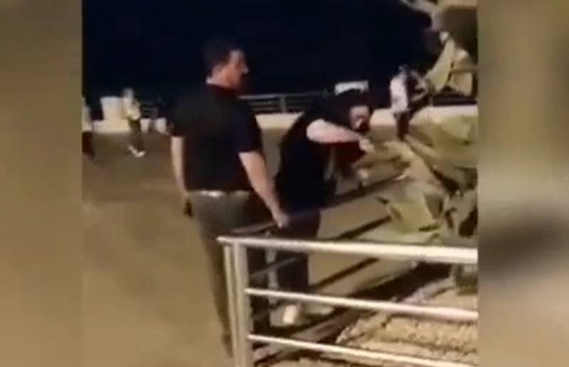 Bulvarda kaktusları yazan qadına etiraz etdilər - VİDEO