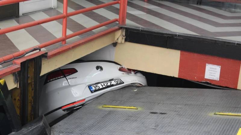 Avtomobil lift dayanacağına sıxışdı  - FOTO