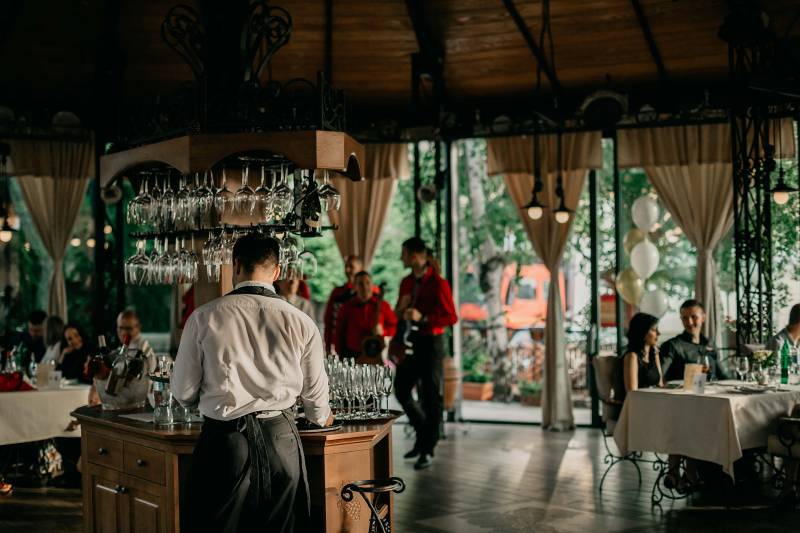 Tanınmış meyxanaçı restoranda qadın müğənnini döydü - Həbs edildi (FOTO)