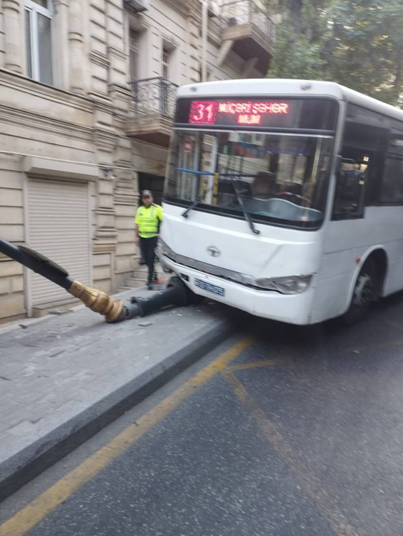 Bakıda sərnişin avtobusu işıq dirəyinə çırpılıb