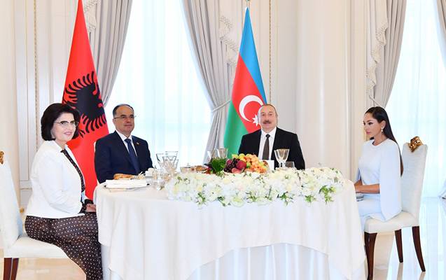 Albaniya Prezidenti və xanımının şərəfinə rəsmi lanç verildi