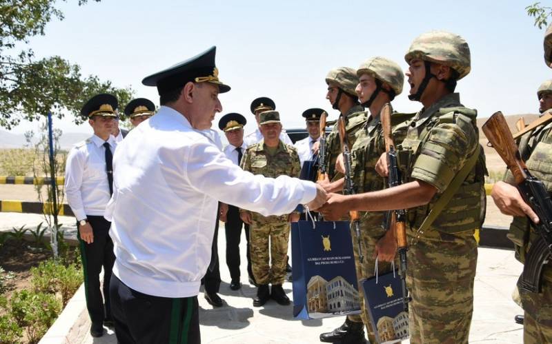 Baş Prokuror Naxçıvanda hərbi qulluqçulara hədiyyələr verdi