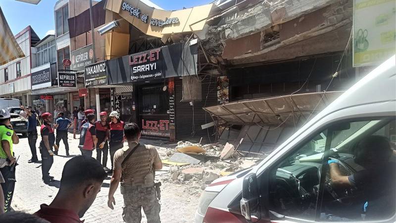 Türkiyədə bina çökdü: Yoldan keçən 3 nəfər yaralandı