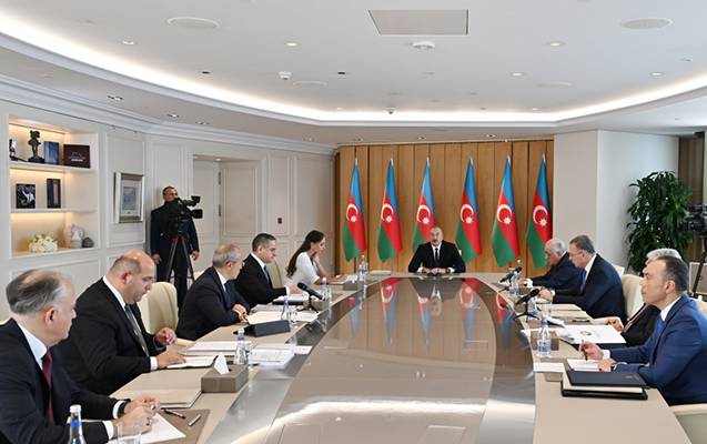 İlham Əliyev müşavirə keçirdi - FOTOLAR