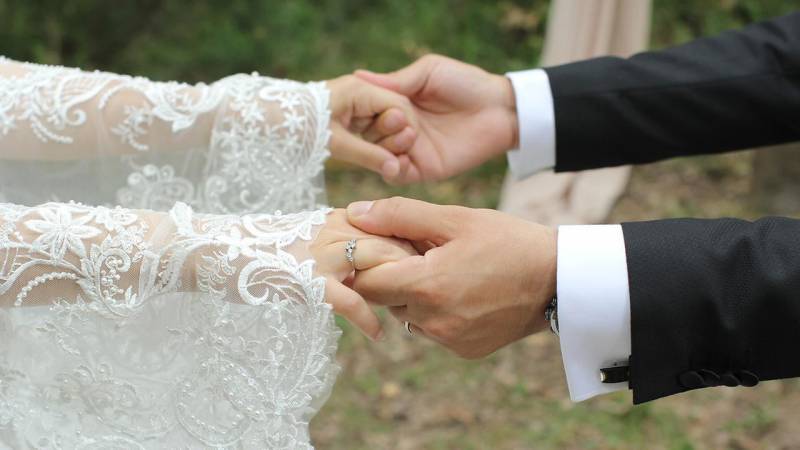 Evlilik saytında tanış olduğu 15 nəfərlə evləndi