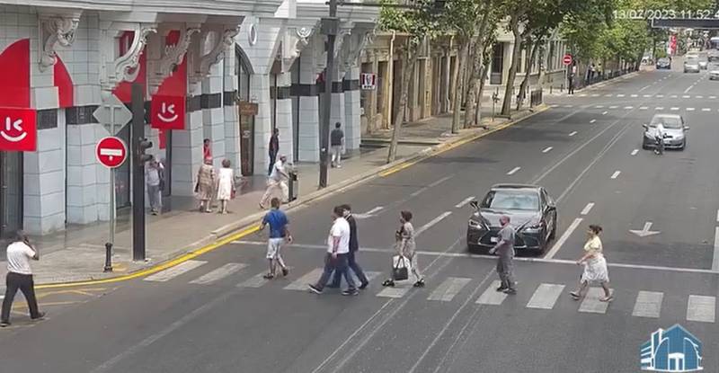 Bakıda keçiddən istifadə etməyən piyadanı avtomobil vurdu - ANBAAN VİDEO