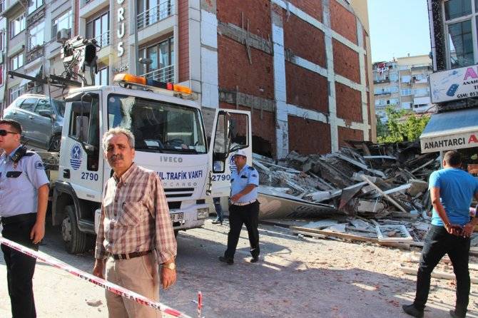 SON DƏQİQƏ! İstanbulda bina çökdü