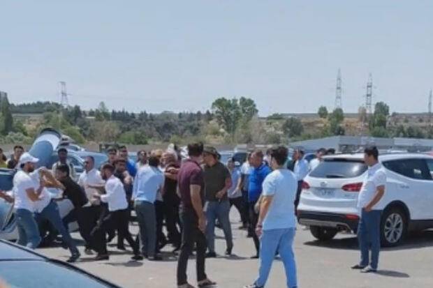 Bakıda \"Maşın bazarı\"nda kütləvi dava - VİDEO