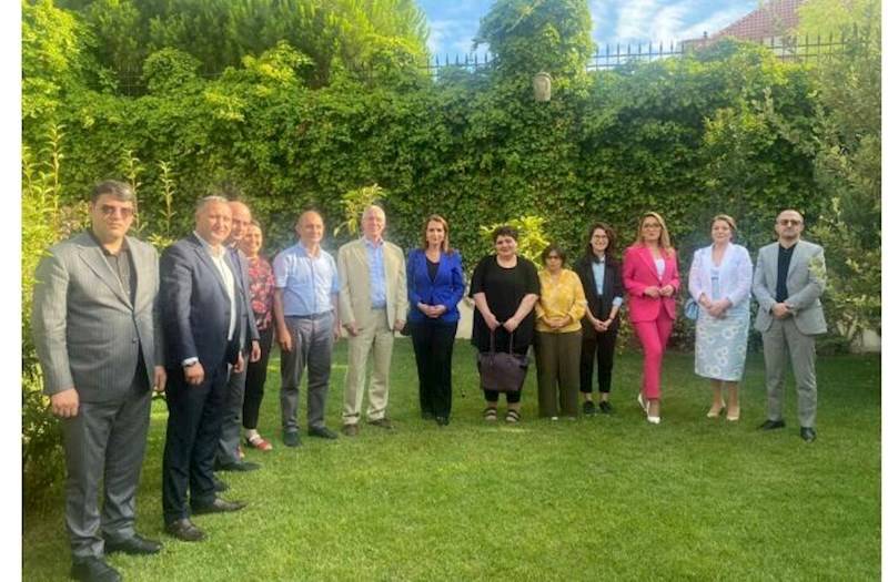 Britaniya səfiri iqamətgahında Azərbaycan jurnalistləri ilə görüşdü