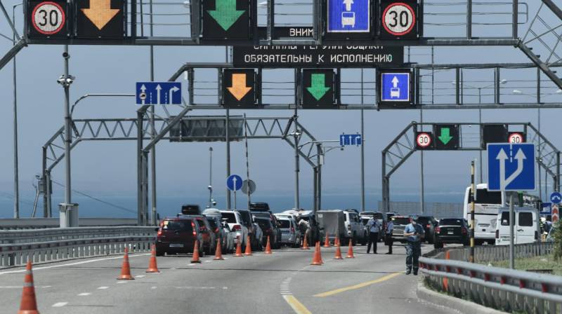 Krım körpüsündə PARTLAYIŞ: Ölənlər var