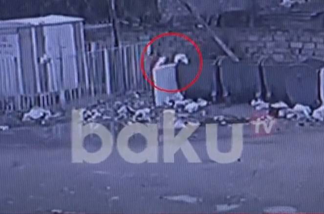 Bakıda ana əlləri ilə körpəsini zibil yeşiyinə belə atdı - VİDEO