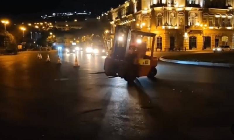 Şəhərin mərkəzində avtokarla “avtoş”luq etdi - VİDEO