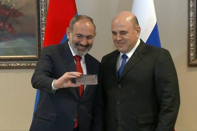 Paşinyan Rusiya baş naziri ilə danışdı