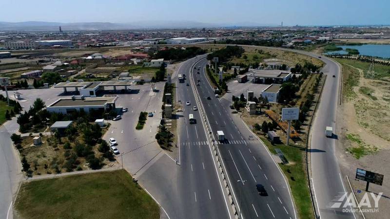 Yeni yerüstü piyada keçidinin inşası davam edir - VİDEO/FOTO