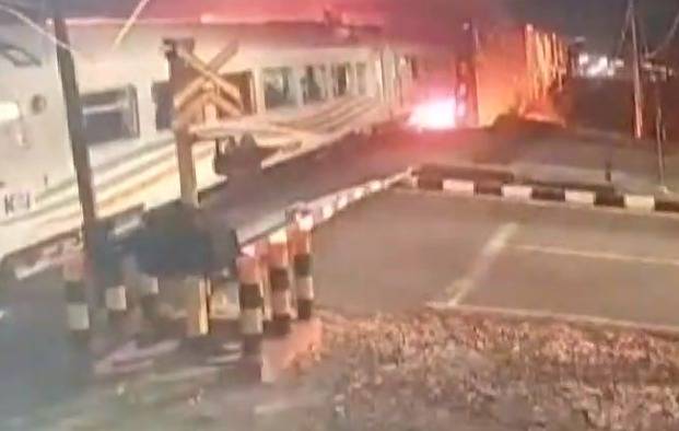 Dəhşət anlar! Hərəkət edən qatar yük maşınını belə kəsdi - VİDEO