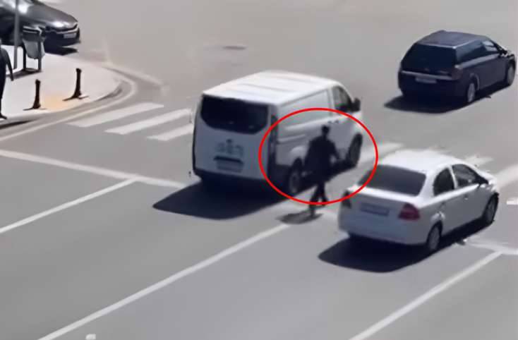 Piyada maşın yolunda təhlükə yaratdı - VİDEO