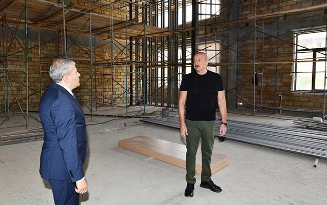 Prezident Şuşada məktəbdə aparılan tikinti işləri ilə tanış oldu - FOTOLAR