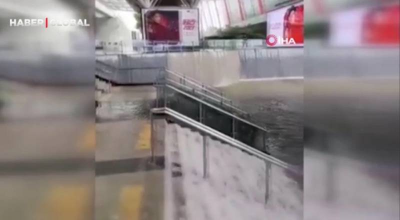 Bu ölkədə qatar stansiyası su altında qaldı - VİDEO
