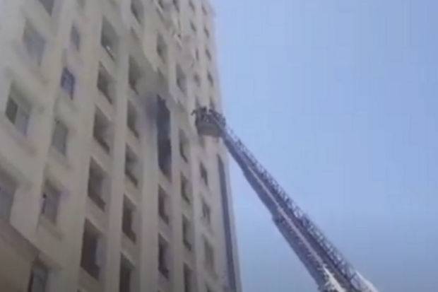 Bakıda çoxmərtəbəli yaşayış binasında yanğın - VİDEO