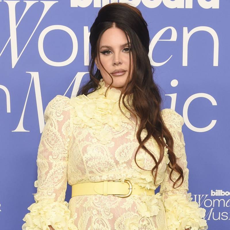 Lana Del Rey restoranda ofisiant işləyərkən görüntüləndi -  Foto
