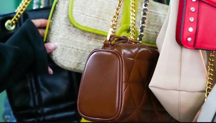 İkinci əl mağazaya gətirilən çantadan külli miqdarda pul çıxdı