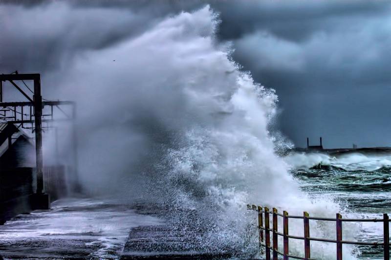 Neft Daşlarında dalğanın hündürlüyü 4.2 metrə çatıb - FAKTİKİ HAVA