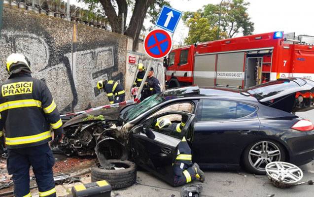 Azərbaycan vətəndaşı Çexiyada “Porsche” ilə polisdən qaçdı: Qəzaya düşdü -  FOTO