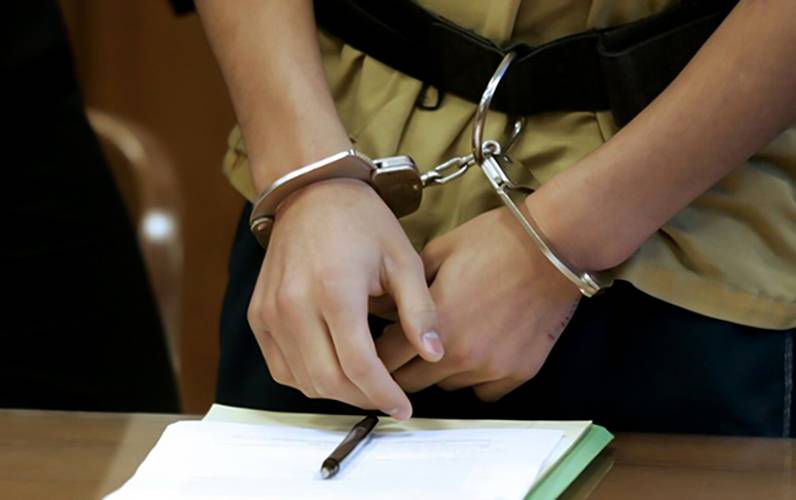 \"Kembric\"in məzunu olan Fərhad tanışlarına 2 milyon \"atıb\" 