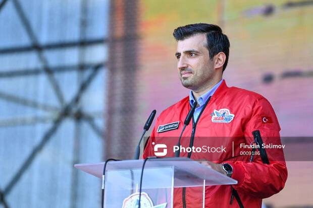 Səlcuq Bayraktar \"IDEF - 23\" sərgisində Azərbaycan pavilyonunu ziyarət etdi