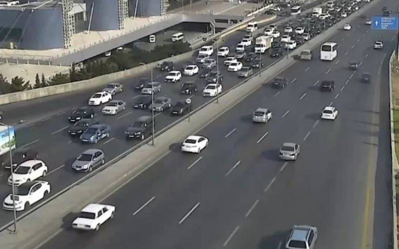 Bakının bir sıra yollarında tıxac yaranıb - SİYAHI