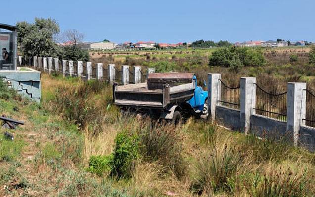 Maştağa yolunda “KamAZ” dərəyə aşdı - FOTOLAR
