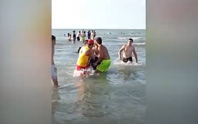Dənizdə batmaqda olan 2 gənc xilas edildi - VİDEO
