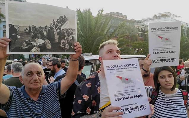 Rusiya gəmisi Batumidə yenə etiraz yaratdı