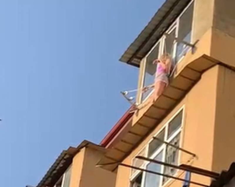 Bakıda 5-ci mərtəbədən özünü atmaq istəyən qadın belə xiıas edildi - VİDEO