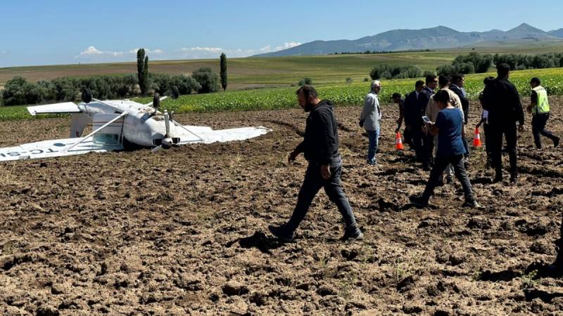 Türkiyədə təyyarə QƏZASI: Pilotlar sağ çıxdı- FOTO