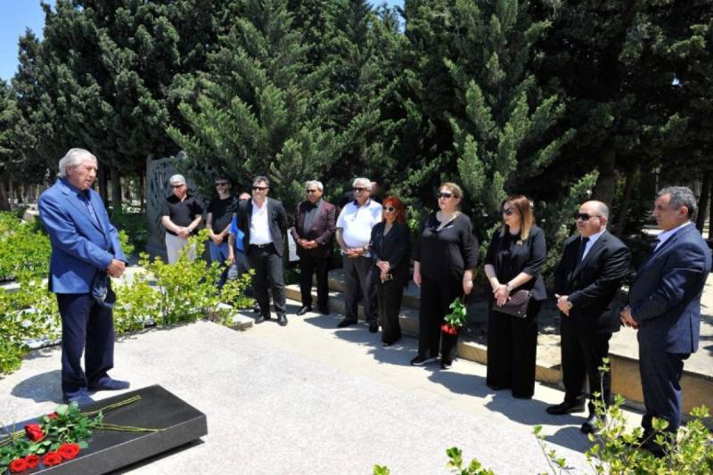 “Azdrama”nın kollektivi Siyavuş Aslan və oğlunun məzarlarını ziyarət etdi - FOTO