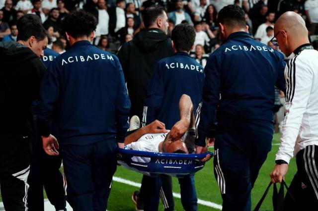 Beşiktaşın oyunçusu ağladı- Aylarla meydançaya addım ata bilməyəcək