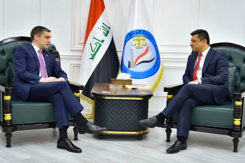 Azərbaycan diplomatı iraqlı nazirlə danışıqlar apardı