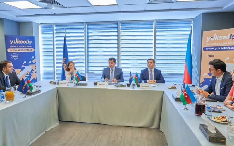 Hikmət Hacıyev ikinci “Yüksəliş” müsabiqəsinin qalibləri ilə görüşdü - FOTOLAR