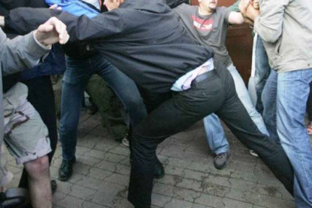 Bakıda məktəbin həyətində kütləvi DAVA: 2 nəfər bıçaqlandı