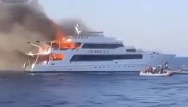 Dənizin ortasında turist gəmisi yandı: İtkin düşənlər var - VİDEO