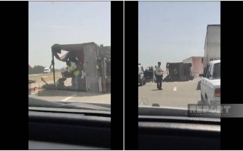 Azərbaycanda pomidorla dolu yük avtomobili aşdı